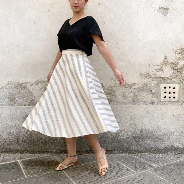 Gonna semiruota righe